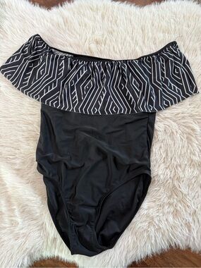 Cupshe Black Off-Shoulder Ruffle One-Piece Swimsuit with White Geometric Print